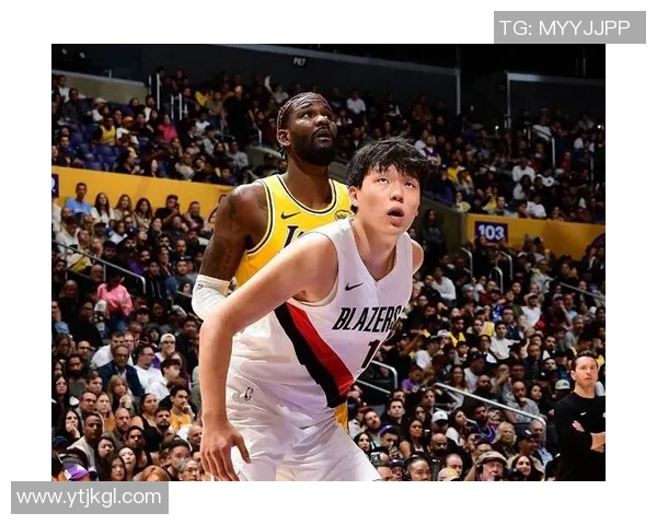 杨瀚森感恩节携女友共享火鸡大餐，甜蜜合影显娇俏风采_340